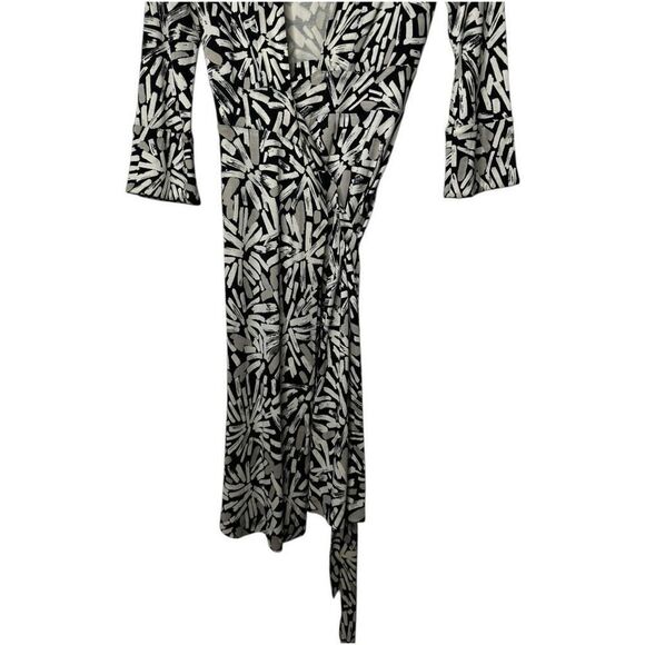 Diane Von Fursteberg Black Cream All OVer Print Silk Wrap Mini Dress Size 2 - Picture 5 of 14